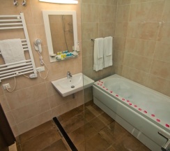 Люкс с балконом и с видом на море в Отель Sky Inn Batumi