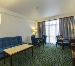 Люкс с 2 комнатами с балконом и с красивым видом из окна в Sunrise Garden Hotel