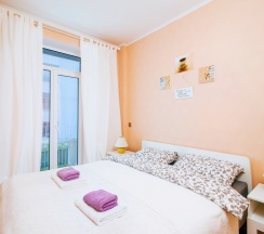 Апартаменты с балконом и с видом на город в Апарт-Отель около ЖД Вокзала