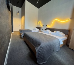 Трехместный номер с кроватью размера "King-size" и односпальной кроватью в THouse