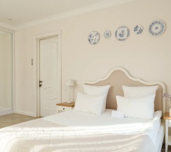 Двухместный полулюкс Provence №20 c 1 комнатой с балконом и с красивым видом из окна двуспальная кровать в Лель