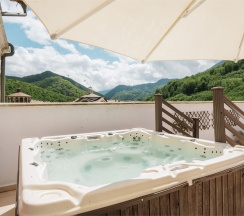 Представительский люкс с джакузи и террасой в Кортъярд Марриотт Сочи Красная Поляна