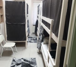 Кровать в общем номере рядом с пляжем в Рай