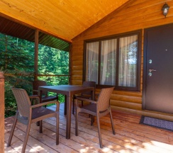 Двухместное шале с красивым видом из окна двуспальная кровать в Forest house resort