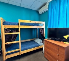 Кровать в общем 6-местном номере для мужчин и женщин в В Питере жить