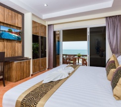 Семейный номер Deluxe с балконом и с видом на море в Отель Royal Beach Boutique Resort & Spa