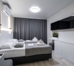 Двухместная студия Deluxe с балконом двуспальная кровать в Апартаменты Новая в Престижном ЖК Минск-Мир