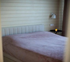 Большой дом Форест с чаном в окружении леса в Timeless