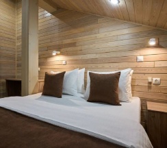 Двухуровневый люкс в Wood House