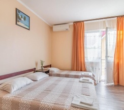 Трёхместный номер Comfort с балконом и с красивым видом из окна в Наш дом