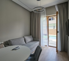 Апартаменты повышенной комфортности с выходом на бассейн в Alba inn apartments
