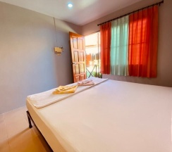 Двухместный номер Standard с видом на сад двуспальная кровать в Baan Kasirin Resort Pattaya Beach