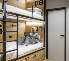 Кровать в 8 местном женском номере в Via hostel