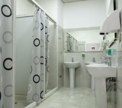 Кровать в общем номере с балконом в Travel inn