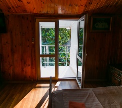 Трехместный номер с двуспальной и односпальной кроватями в Самсар