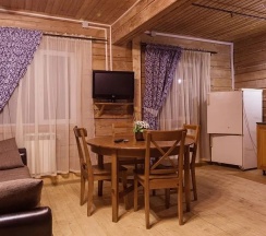 Шестиместный коттедж Богатырский с балконом в Ателика Улиткино