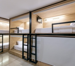 Кровать в общем номере (мужской номер) в The Bedrooms Hostel Pattaya