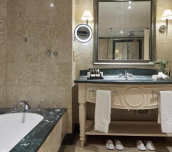 Семейный номер Standard с видом на море в Aphrodite Hills Hotel