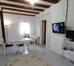 Двухместный коттедж с 4 комнатами с балконом двуспальная кровать в Уютный дом на Родине Деда Мороза