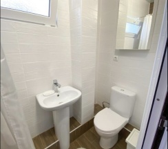 Трехместный номер на первом этаже 1 в Greenwall