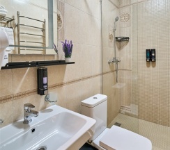 Комфорт Панорамный с балконом и видом на город,  2-х местный с дополнительным местом в Амбассадор