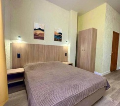 Трехместный номер с 3 односпальными кроватями с видом на бассейн в Морской клуб