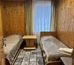 Двухместный номер с 2 односпальными кроватями и общей ванной комнатой в Лотос