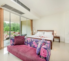 Двухместный люкс Deluxe с видом на бассейн двуспальная кровать в L'esprit de Naiyang Beach Resort