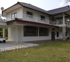 Коттедж с 6 комнатами в Phudara Resort