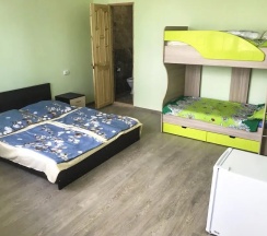 Четырёхместный номер Standard с балконом и с красивым видом из окна в Каштак-Шанти