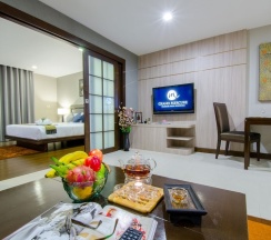 Люкс Deluxe с 2 комнатами с балконом и с видом на город в Grand Asoke Suites Boutique Residence