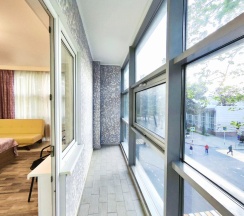 Люкс с балконом и с красивым видом из окна в Camelia