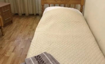 Кровать в общем номере с балконом и с видом на горы в Четыре сезона