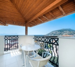 Двухместный люкс с балконом и с видом на море двуспальная кровать в Villa Sunflower Hotel