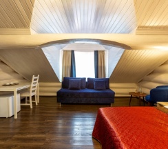 3. Улучшеный номер с двуспальной кроватью и диваном в Усадьба Маанселька