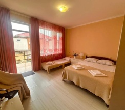 Трёхместный номер Улучшенный (2 Корпус) с балконом в Морские истории