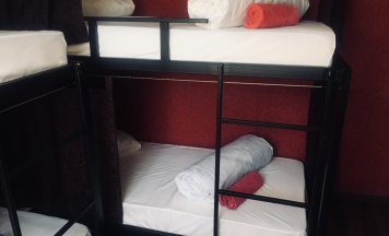 Кровать в общем номере в Драйв