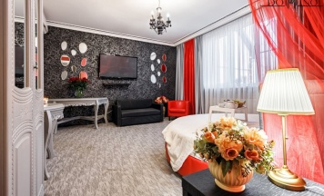 Полулюкс с двуспальной круглой кроватью и диван раскладной в Villa Stefano