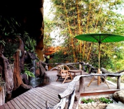 Вилла с балконом и с видом на воду в Bura Resort, Chiang Rai