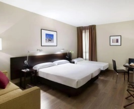 Четырёхместный семейный номер в Hotel Cortezo