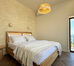 Просторная студия 43 м² с этническими акцентами и видом на море. в Как Дома 05