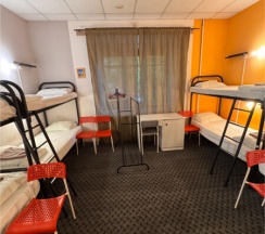 Кровать в мужском номере с 8 кроватями в Likehome