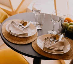 Глэмп №1 с видом на деревья и залив в Vyborg Bay