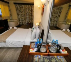 Люкс Executive с видом на пирамиды и джакузи в Pyramid Edge Hotel & Exclusive Pyramids View Rooftop