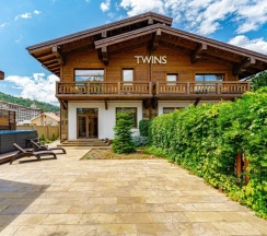 Семейный коттедж с балконом и с красивым видом из окна в Twins