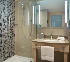 Номер стандарт с 1 двуспальной кроватью и диваном в Hampton by Hilton Moscow Strogino