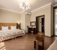 Номер первой категории  "Люкс с балконом" в Mari