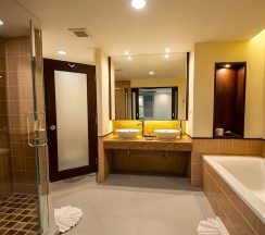 Двухместный полулюкс двуспальная кровать в Duangjitt Resort & Spa