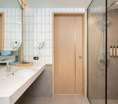 Двухместный номер Deluxe с балконом и с видом на море двуспальная кровать в Jomtien Thani Hotel