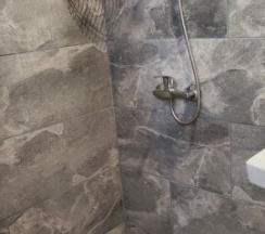 Трехместный номер с балконом с видом на улицу в Amina